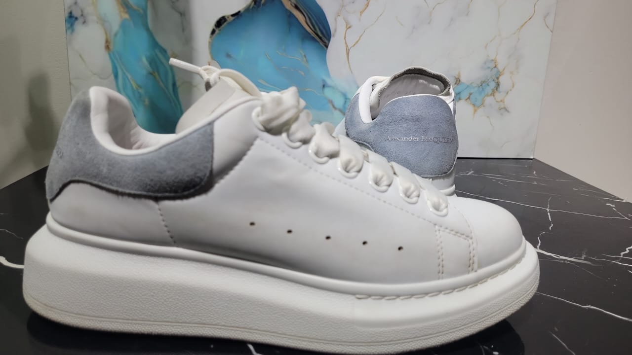 ALEXANDER MCQUEEN – Zapatillas Oversized Blanco con Detalle Azul – Sofisticación y Estilo (UNISEX)