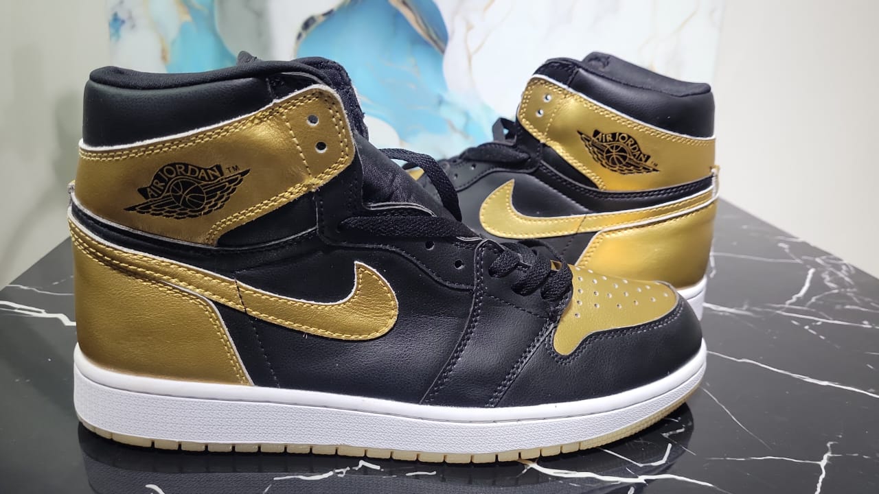 JORDAN – Zapatillas Air Jordan 1 Retro High OG “Black Metallic Gold” – Lujo y Legado (UNISEX)