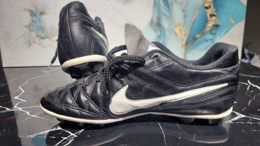 NIKE – Botas de Fútbol Jr. Chaser (Unisex Júnior)