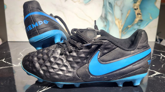 NIKE – Zapatillas Jr. Tiempo Legend 8 Club FG/MG (Unisex Júnior)