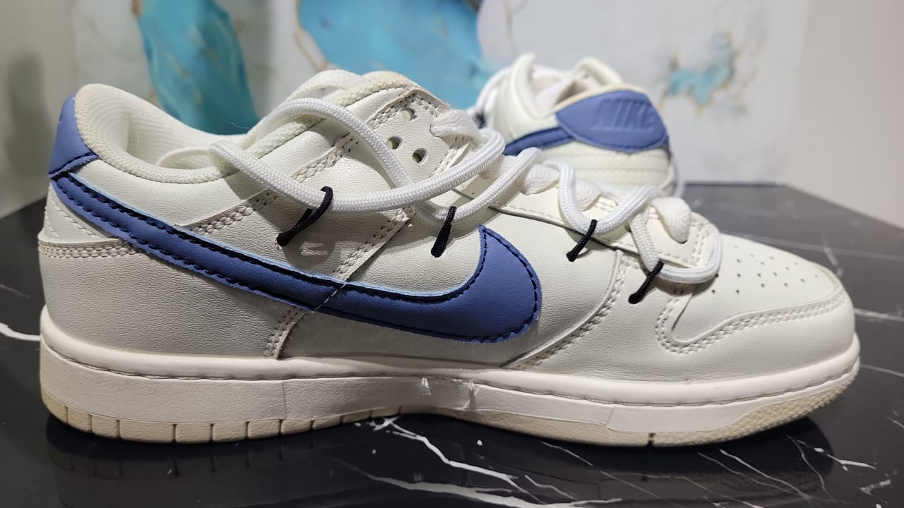 NIKE – Zapatillas Dunk Low SE ‘Sail Game Royal Gum’ – El Clásico Renovado (UNISEX)