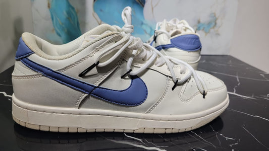 NIKE – Zapatillas Dunk Low SE “Sail Dark Marina Blue” – Estilo Retro con Toque Moderno (UNISEX)